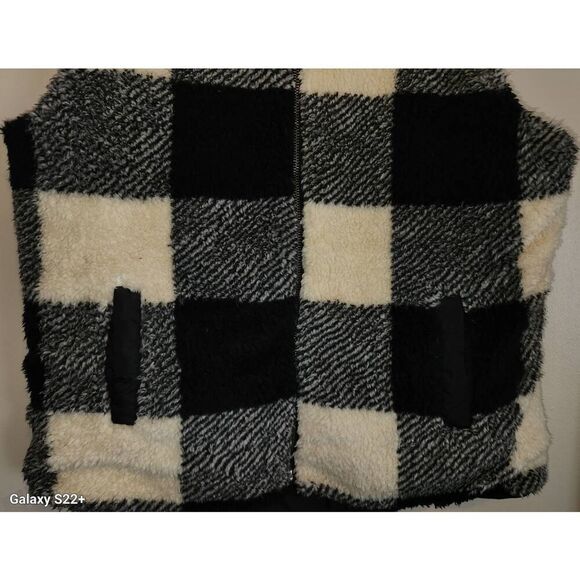 V22 Thread & Supply Black & White Buffalo Check Reversable Sherpa vest - Picture 8 of 9
